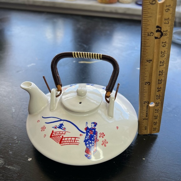 Vintage White Japanese Print Small Teapot Geisha over Bridge Sake Teapot. - Picture 6 of 9